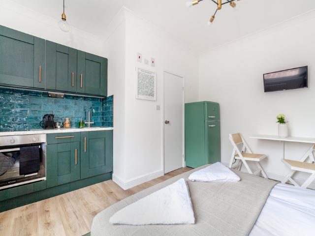 Studio for rent in Brownswood Park, Stoke Newington