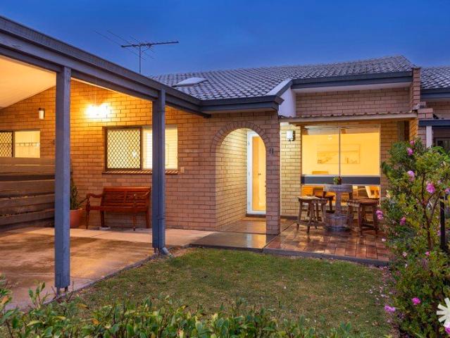 Villa for sale in Como, Western Australia