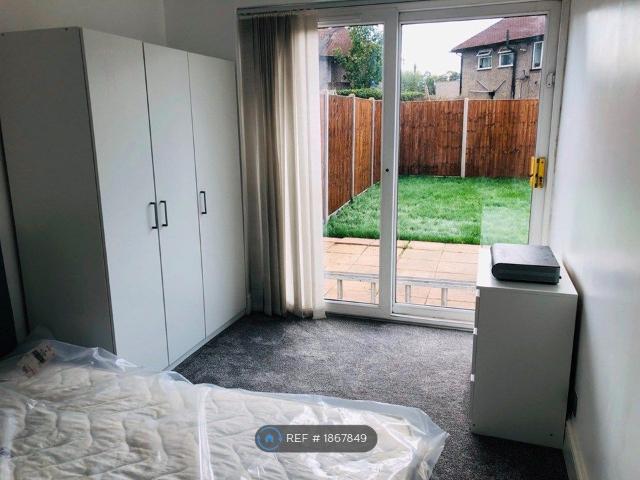 Room for rent in London Borough of Merton, Greater London
