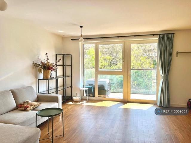 Apartment for rent in Greenland Place, Greater London