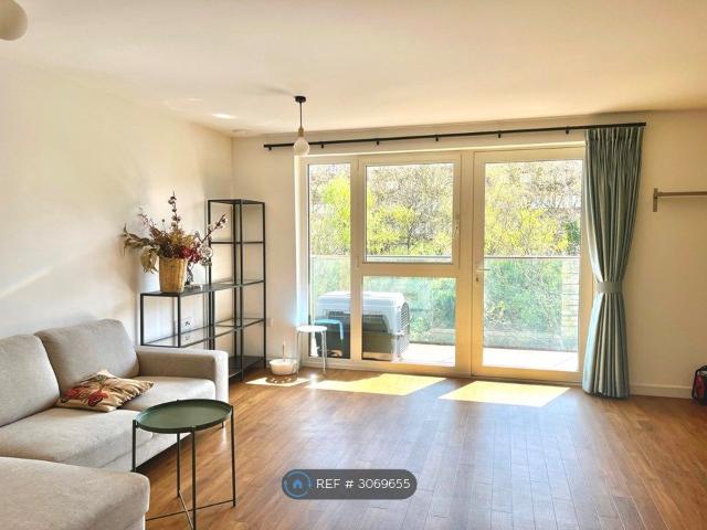 Apartment for rent in Greenland Place, Greater London