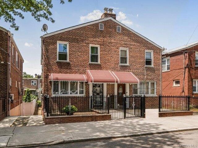 House for sale in The Bronx, Arverne
