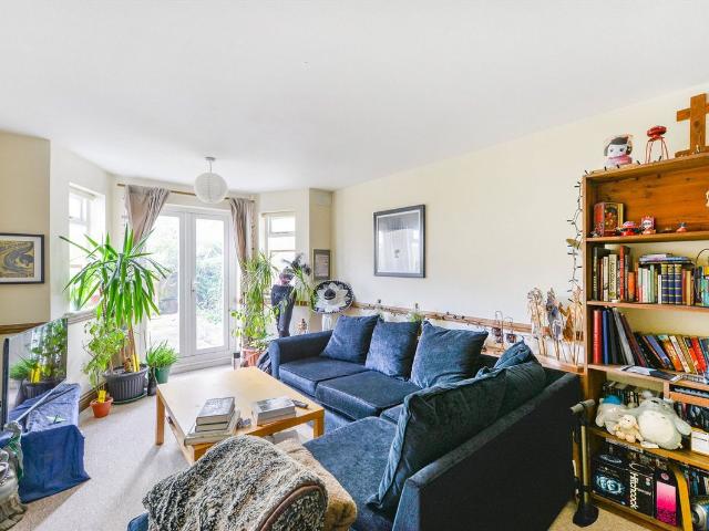 Apartment for rent in Furzedown, Greater London