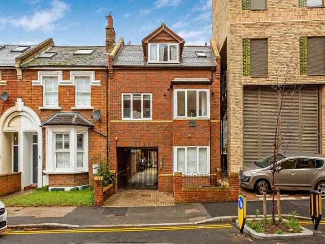 Apartment for rent in London Borough of Merton, Merton Park