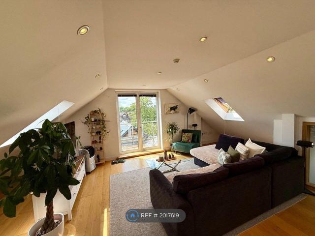 Apartment for rent in London Borough of Merton, Merton Park