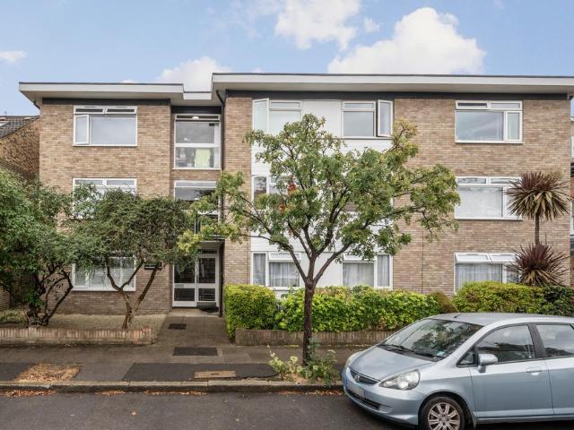 Apartment for rent in London Borough of Merton, Merton Park