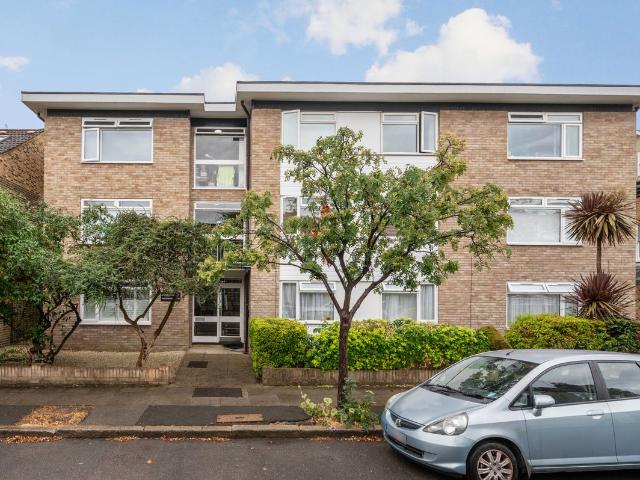 Apartment for rent in London Borough of Merton, Merton Park
