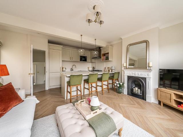 Apartment for rent in London Borough of Merton, Merton Park