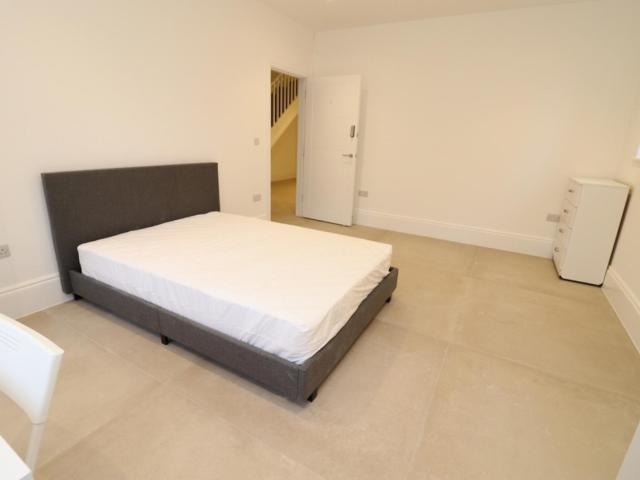 Room for rent in Bush Hill Park, Greater London