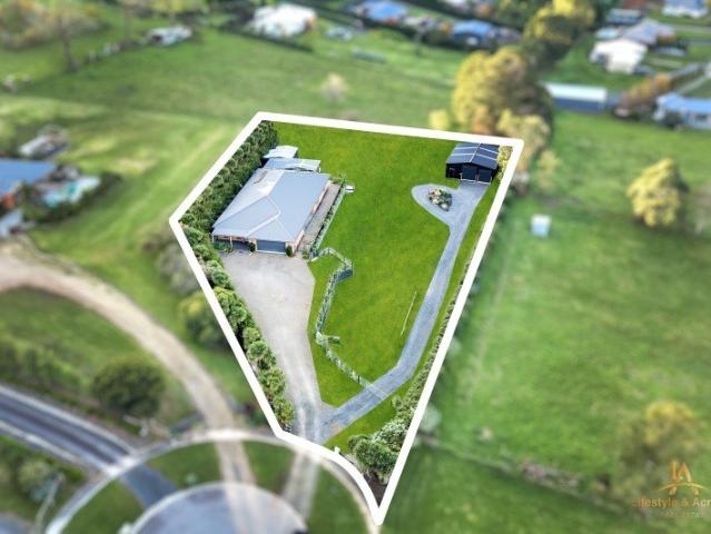 Cottage for sale in Drouin, Victoria