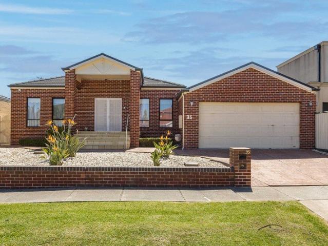 House for sale in Taylors Lakes, Melbourne