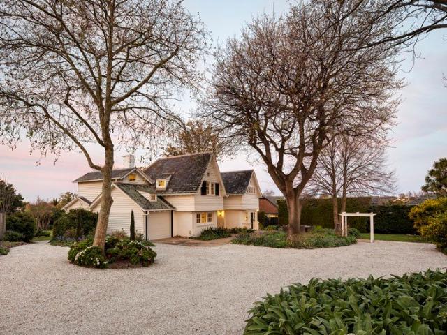 House for sale in Olivers Hill, Melbourne