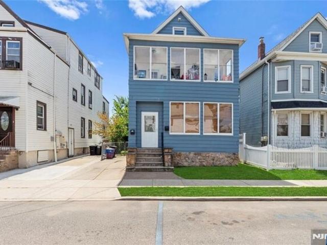 House for sale in Garfield