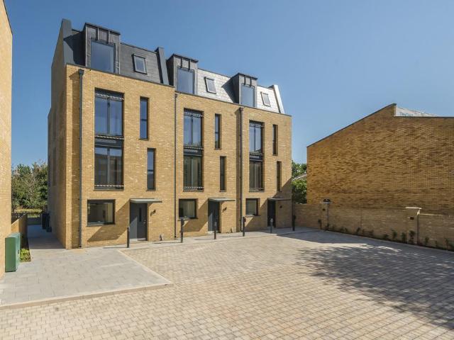 House for rent in London Borough of Ealing, Greater London