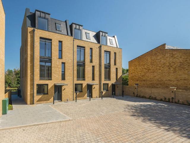 House for rent in London Borough of Ealing, Greater London