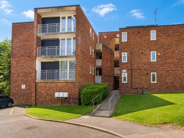 Apartment for rent in Northwood, Greater London