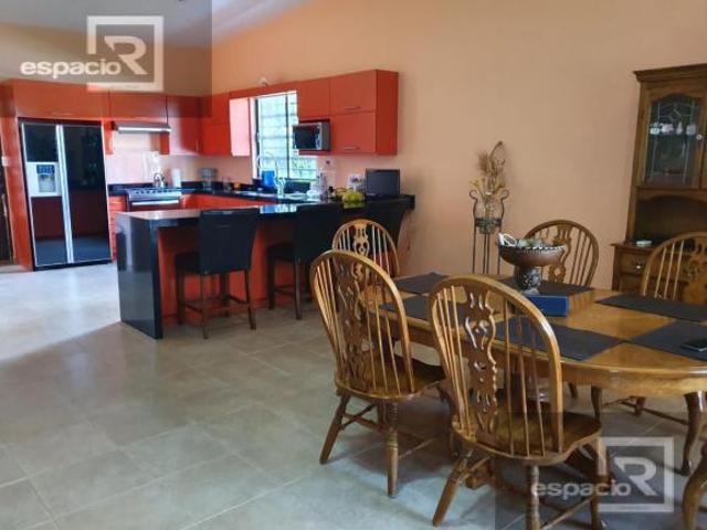 GRANJA EN VENTA EN COLONIA AEROPUERTO CON ALBERCA Y BODEGA