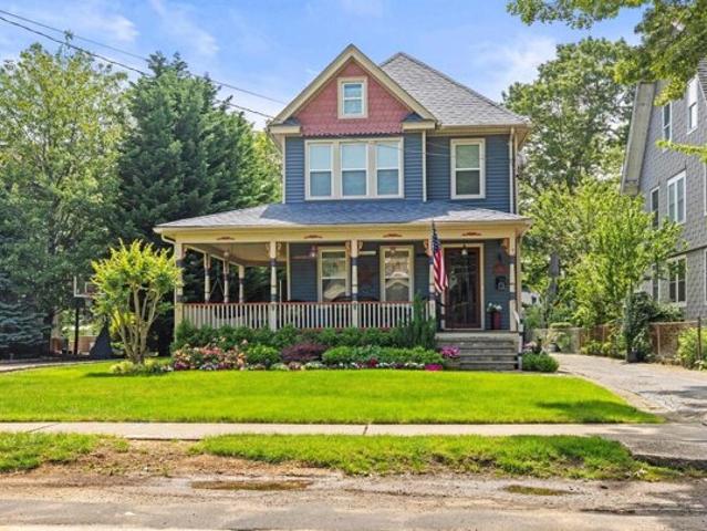 House for sale in East Rockaway