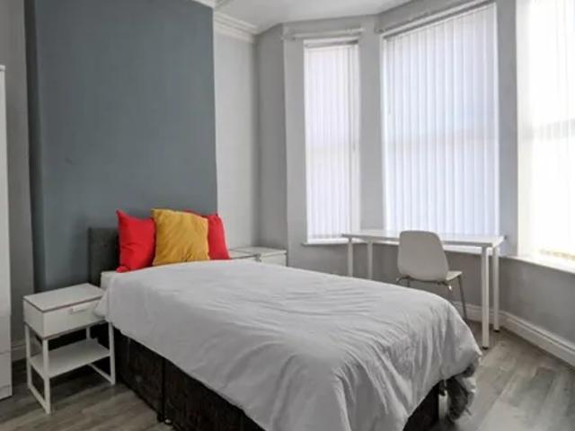House for rent in Calderstones