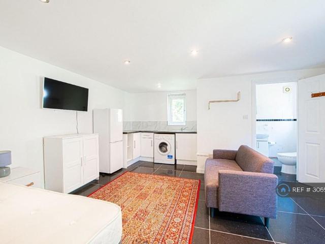 Apartment for rent in Windermere Court, Greater London