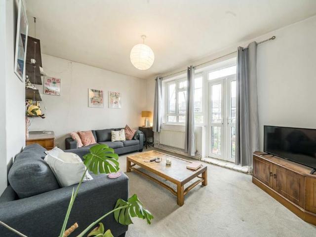 Apartment for rent in Furzedown, Greater London