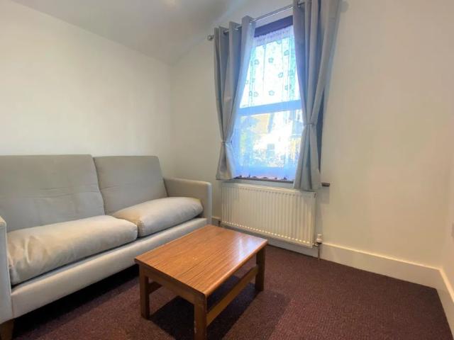 House for rent in Summerstown, Greater London