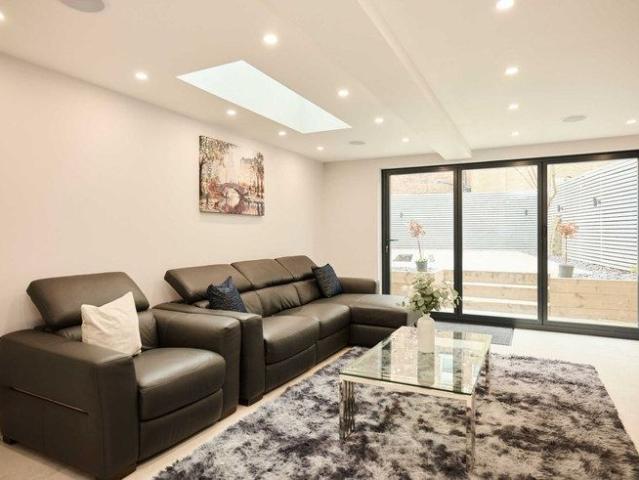 Townhouse for rent in Stoke Newington, Greater London