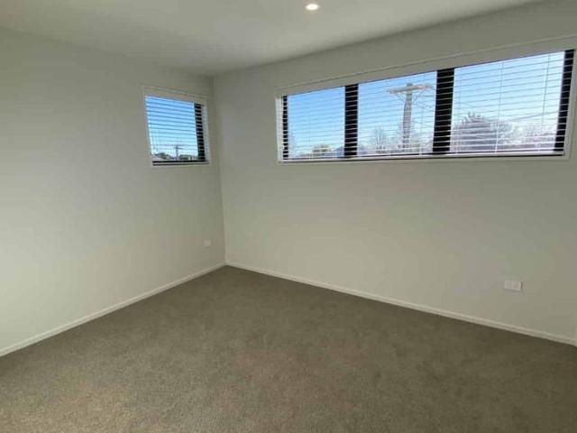 Townhouse for rent in Chaslands, Canterbury