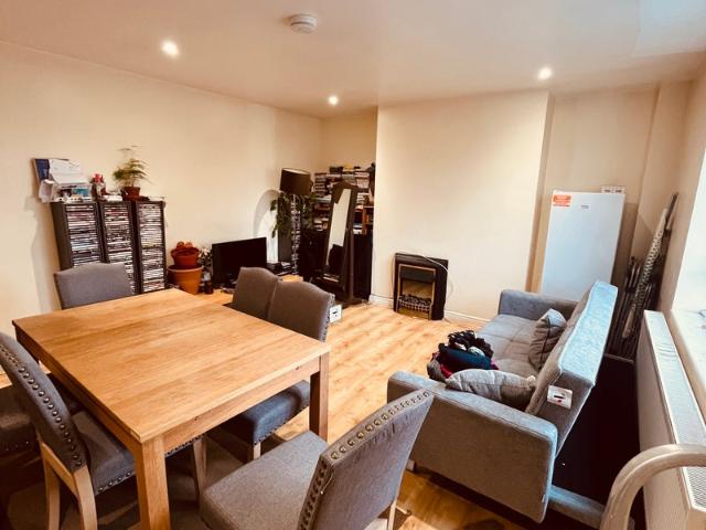 Apartment for rent in Summerstown, Greater London