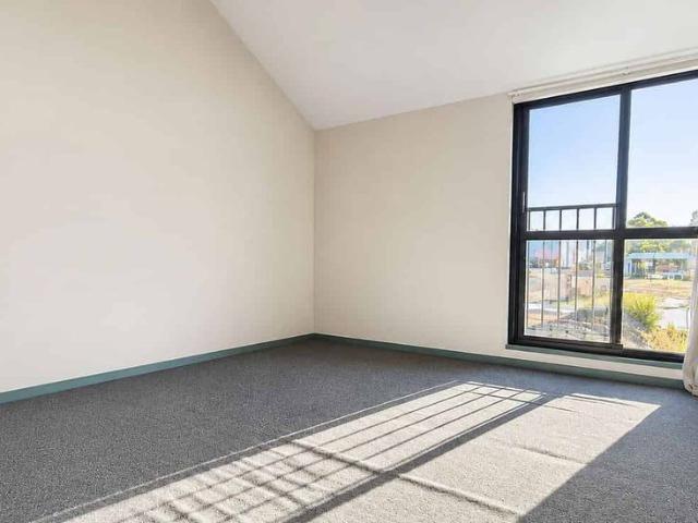 Townhouse for rent in Chaslands, Canterbury