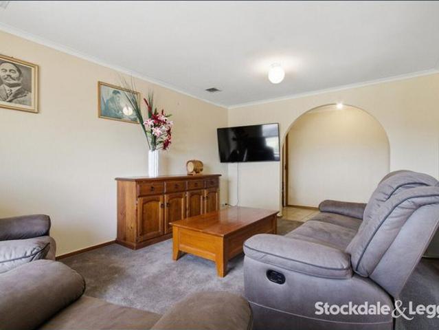 House for rent in Churchill, Victoria
