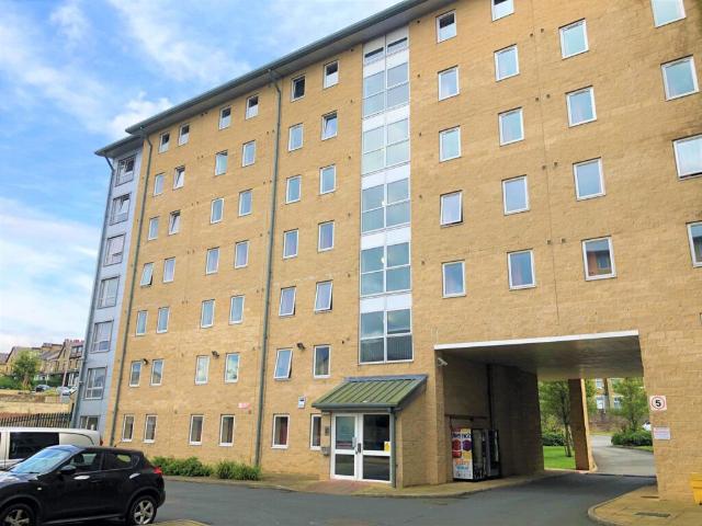 Studio for rent in Great Horton, West Yorkshire