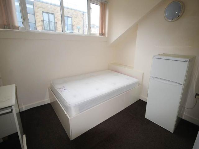 Studio for rent in Great Horton, West Yorkshire