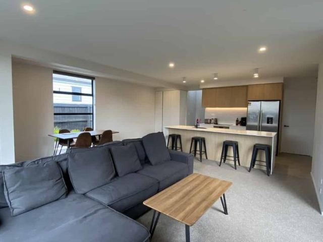 Townhouse for rent in Edgeware, Canterbury