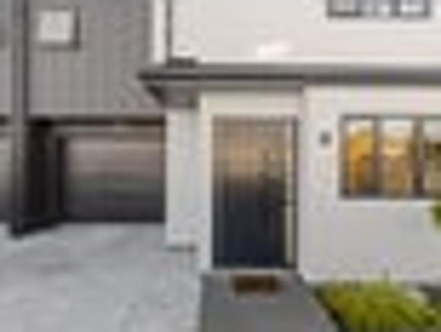 Townhouse for sale in Chaslands, Canterbury