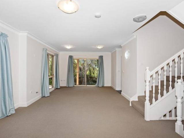 Townhouse for rent in Lower North Shore, Sydney