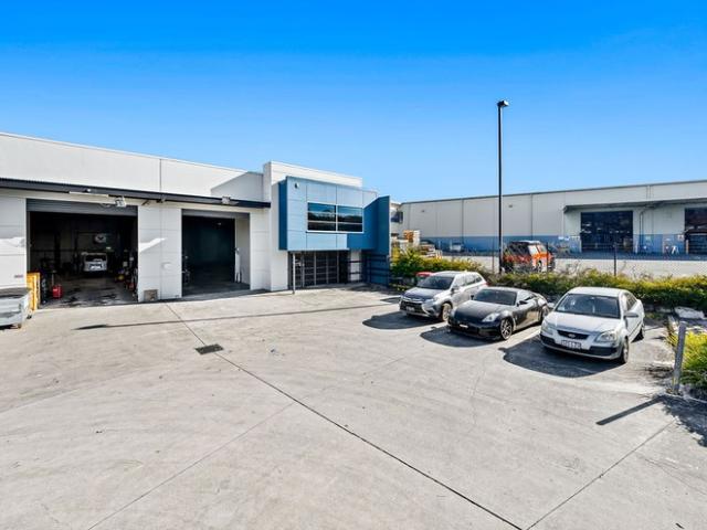 Warehouse for rent in Toombul, Queensland