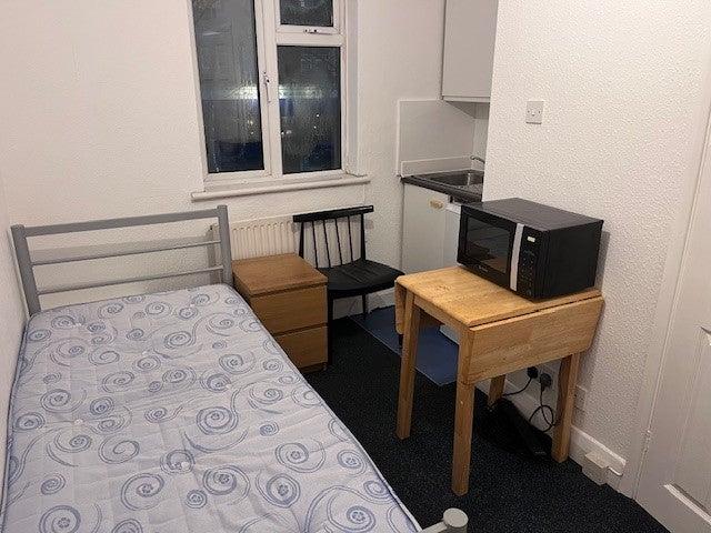 Studio for rent in Whetstone, Oakleigh Park