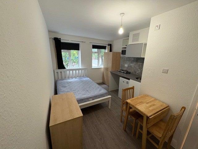 Studio for rent in Whetstone, Oakleigh Park