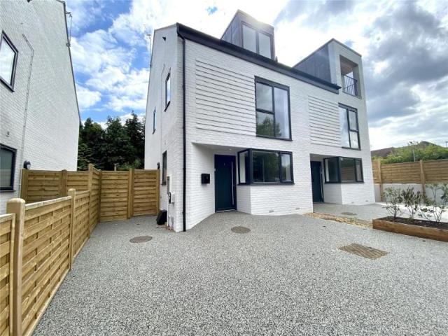 House for rent in Heol-las, Surrey