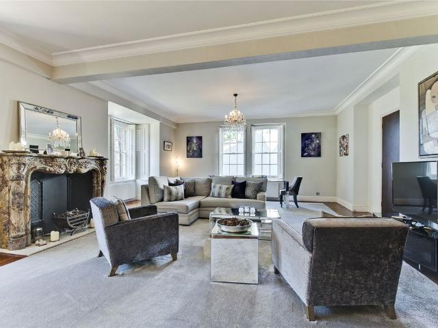 Apartment for rent in Blackhills, Surrey