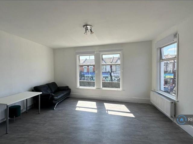 Apartment for rent in Seven Kings, Greater London