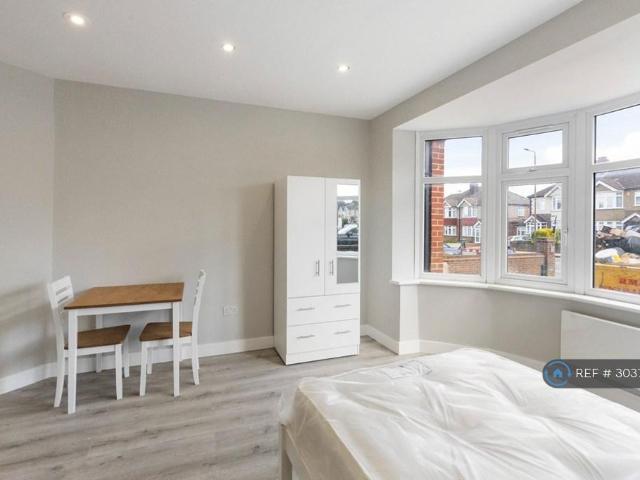 Apartment for rent in Edgebury, Greater London