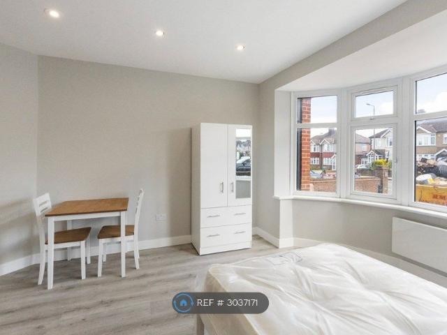 Studio for rent in Edgebury, Greater London