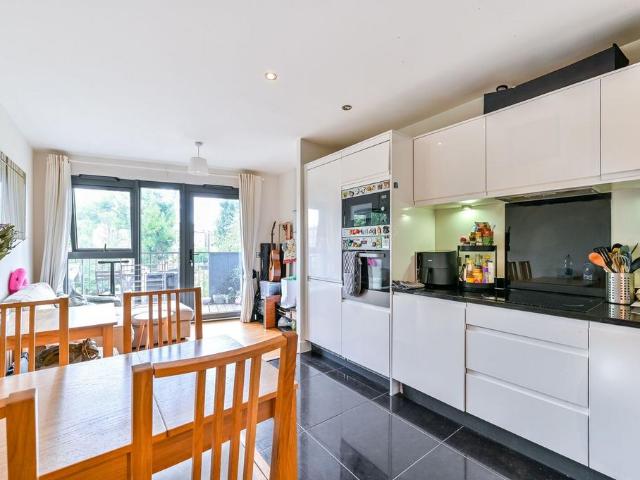 Apartment for rent in Brownswood Park, Greater London