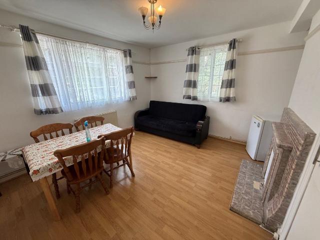 Apartment for rent in Winchmore Hill, Palmers Green