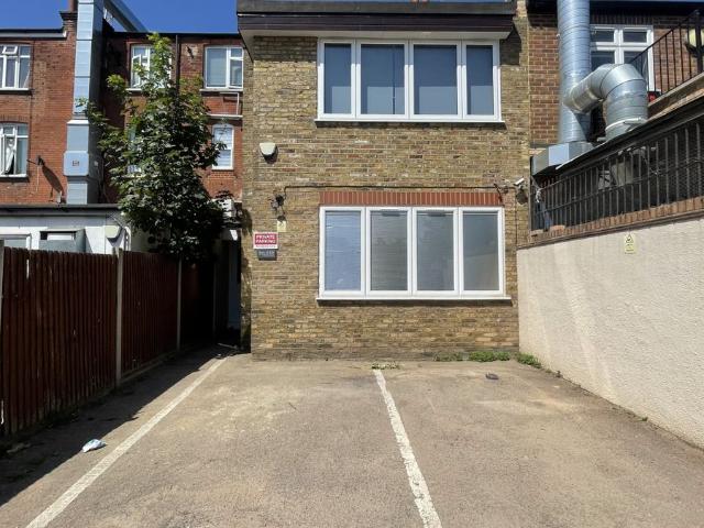 Studio for rent in Winchmore Hill, Edmonton