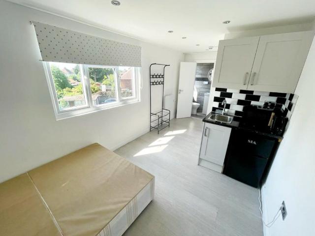 Studio for rent in Cockfosters, Greater London