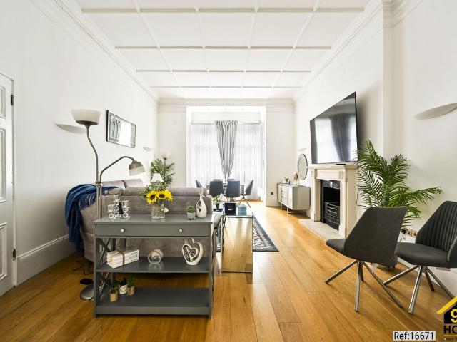 Apartment for rent in Mayfair, Greater London