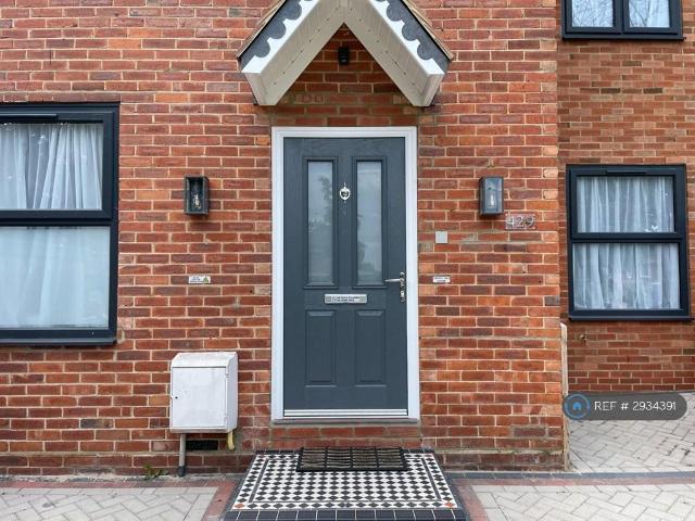 House for rent in Rosehill, Greater London